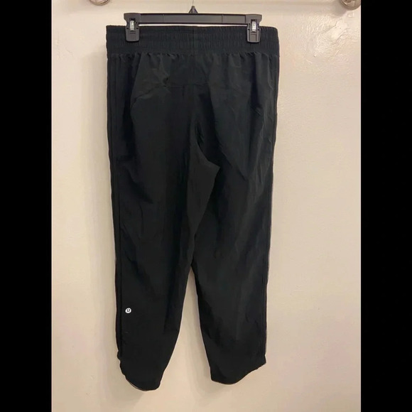 Lululemon Black Crop Jogger Pants Size 8 - Picture 2 of 4